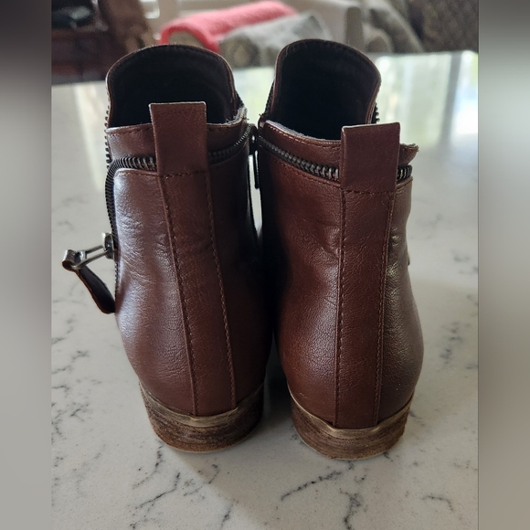 Cognac coloured western style ankle boots with zipper details on both sides - Picture 3 of 4